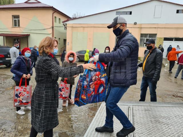 Moș Crăciun a venit la început de noiembrie pentru copiii de la Centrul Școlar de Educație Incluzivă