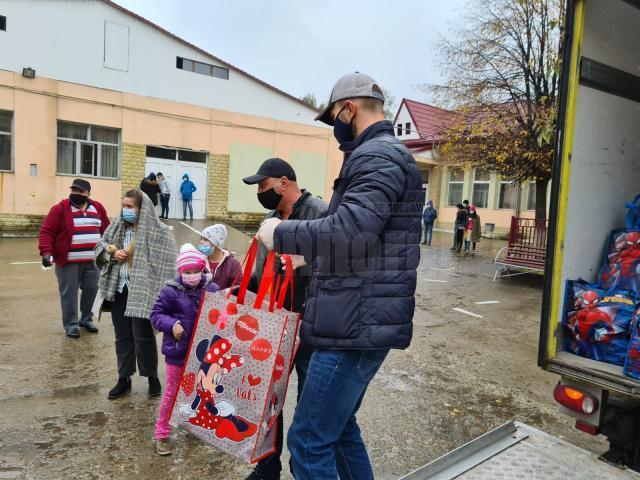 Moș Crăciun a venit la început de noiembrie pentru copiii de la Centrul Școlar de Educație Incluzivă