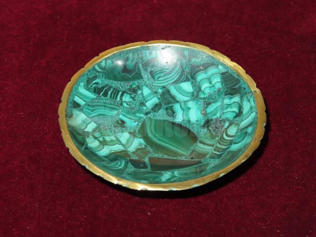 Mostre de malachit brut, în stare naturală, cât și bijuterii fine realizate prin prelucrarea malachitului, expuse la Muzeul de Științele Naturii