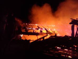 Incendiu la acoperisul unei case din Poiana Marului