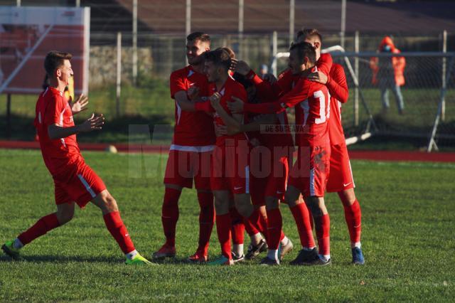 Cătălin Coroamă este felicitat de coechipierii de la Bucovina Rădăuţi după golul marcat. Foto Cristian Plosceac