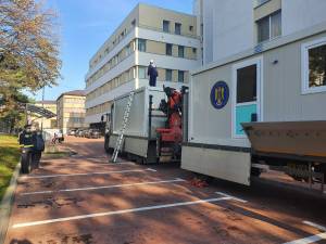 Containerele se amplasează în curtea Spitalului de Urgență Suceava