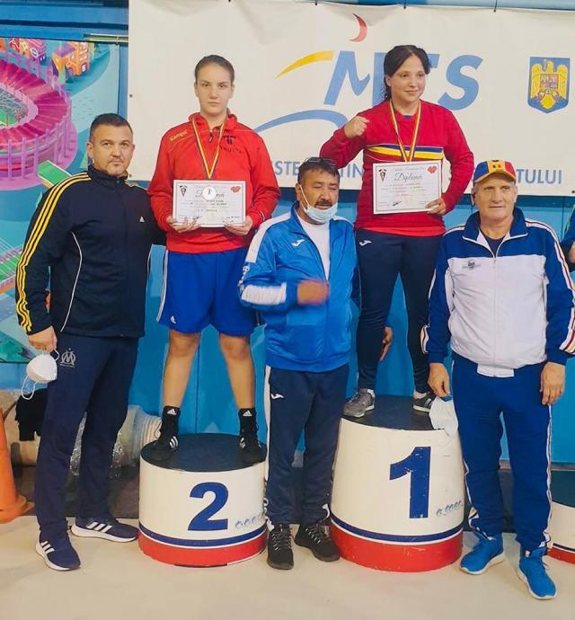 Alexandra Crihan pe podiumul Naționalelor, alături de antrenorul Andu Vornicu