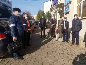 Membrii Consiliului Județean al Colegiului Medicilor Veterinari Suceava, în frunte cu președintele Petrea Dulgheru, s-au aflat ieri la protest