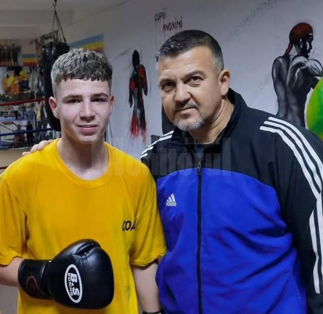 Pugilistul Andrei Bratu alături de antrenorul Andu Vornicu