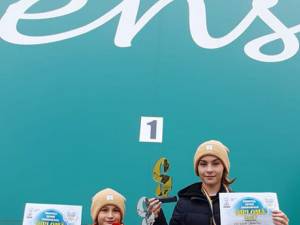 David Dumitru şi Ana Maria Dumitru prezinta trofeele cucerite la turneul de la Roman
