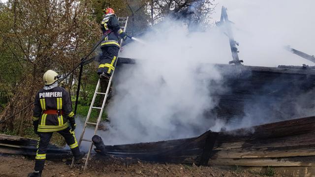 Incendiul izbucnit miercuri dimineață la anexele unei gospodării din localitatea Mitocu Dragomirnei