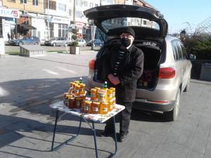 Un singur producator de miere de albine a expus sambata in piata volanta organizata in centrul orasului