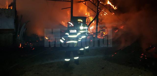Pagube de 200.000 lei, într-un incendiu care a răvășit o gospodărie din comuna Mălini