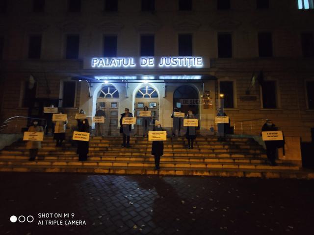 Avocați suceveni stagiari au protestat, marți seară, în fața sediului Palatului de Justiție Suceava