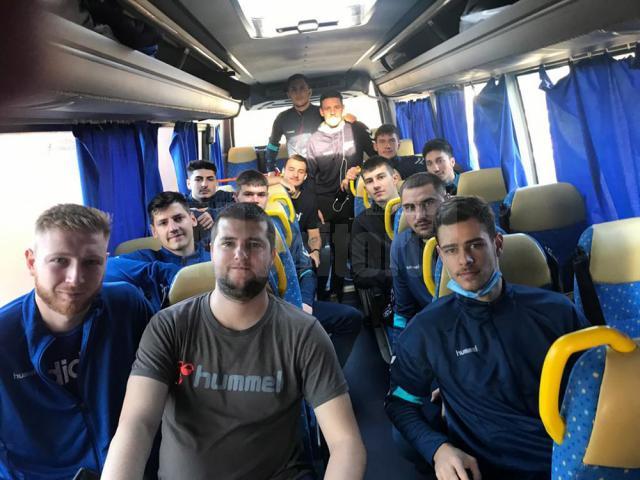 Handbaliștii pregătiți de Ioan Tcaciuc au plecat la Turda nerăbdători să înceapă competiția