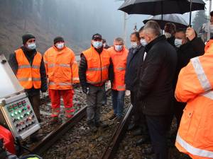 Premierul Orban și ministrul Transporturilor au inspectat lucrările de reabilitare a căii ferate Suceava -Apahida