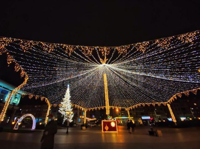 Municipiul Suceava, pregătit de sărbătorile de iarnă, cu mii de decorațiuni luminoase 3