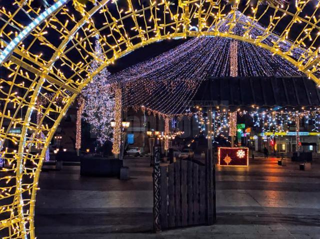 Municipiul Suceava, pregătit de sărbătorile de iarnă, cu mii de decorațiuni luminoase 7