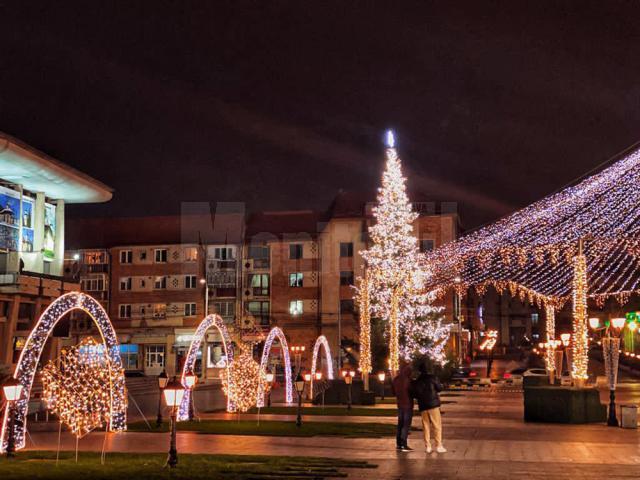 Municipiul Suceava, pregătit de sărbătorile de iarnă, cu mii de decorațiuni luminoase