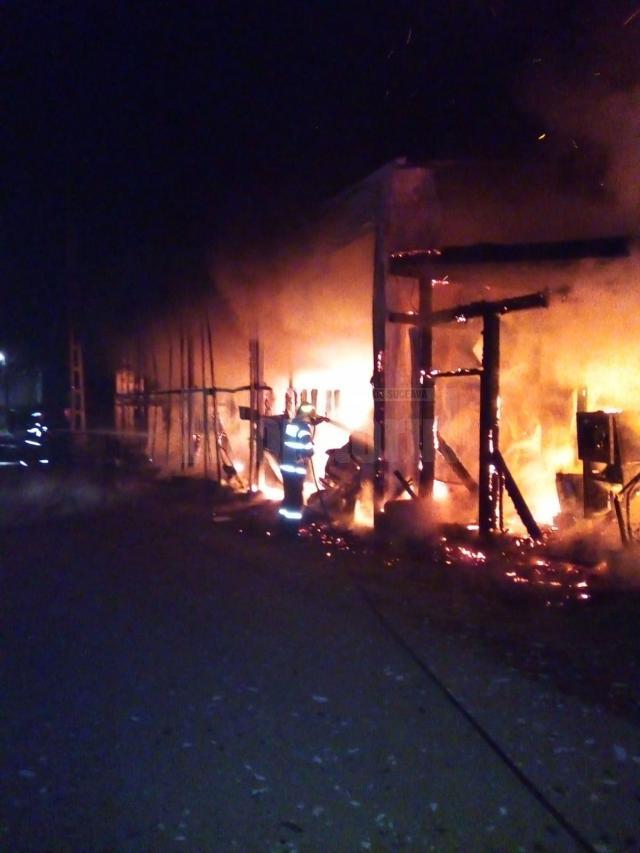 Focul a distrus atelierul auto, cu tot cu ce era în interior, inclusiv cu patru mașini