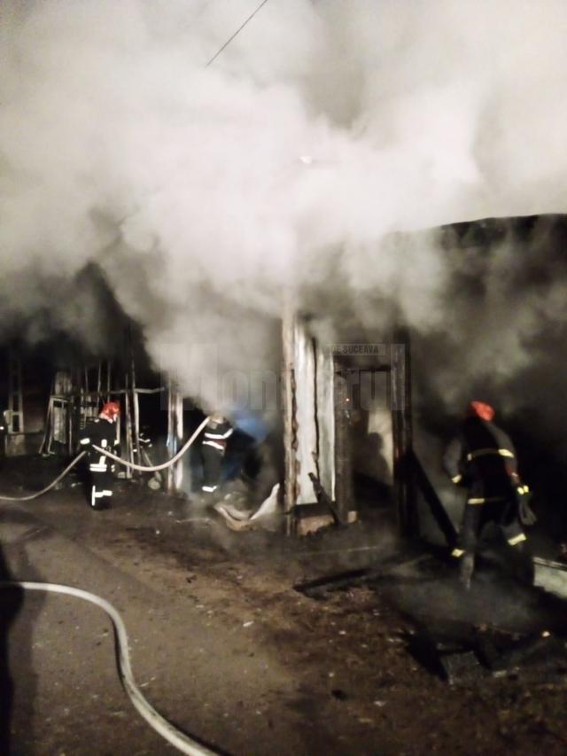 Focul a distrus atelierul auto, cu tto cu ce era in interior, inclusiv cu patru masini