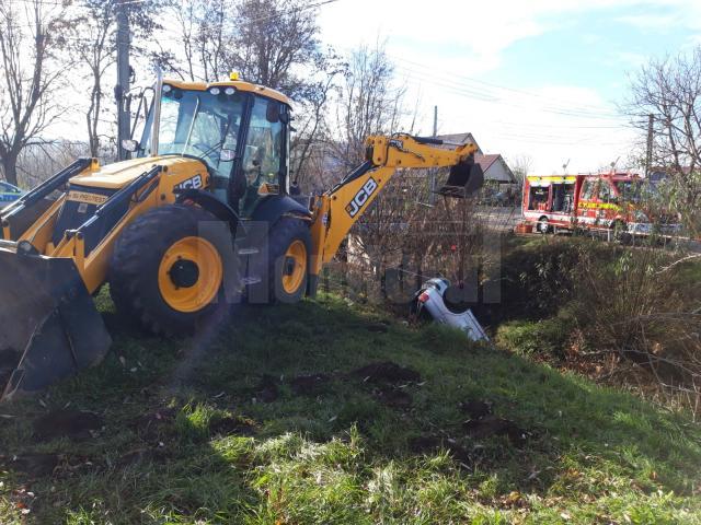 Un bărbat a murit, după ce autoturismul pe care îl conducea s-a răsturnat în albia unui pârâu