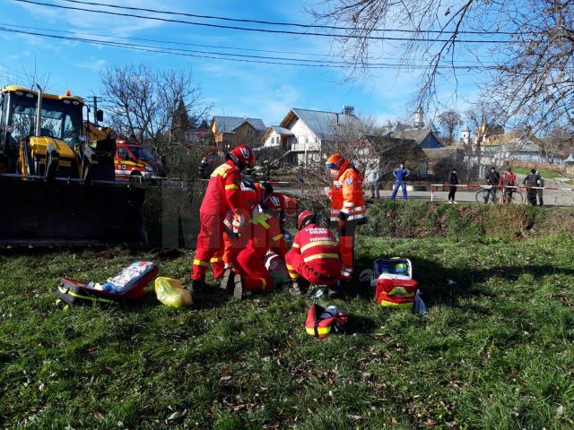 Un bărbat a murit, după ce autoturismul pe care îl conducea s-a răsturnat în albia unui pârâu