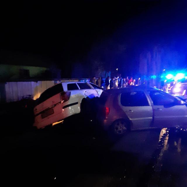 Trei persoane rănite, după ce două autoturisme au intrat în coliziune la Ratoș