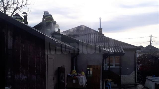 Incendiul a cuprins acoperișurile unei magazii şi a bucătăriei de vară