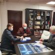 Contractul pentru modernizarea străzii Lipoveni, din Ițcani, semnat luni dimineață, de primarul Sucevei, Ion Lungu, cu reprezentanții celor două firme