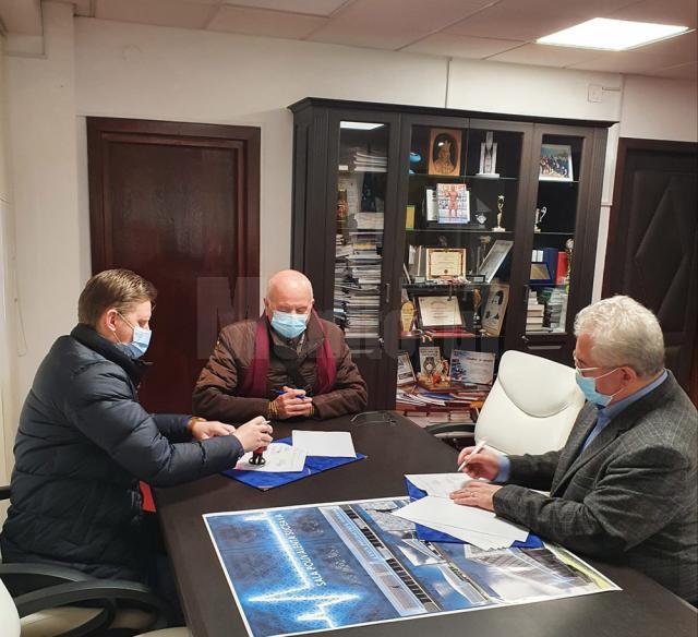 Contractul pentru modernizarea străzii Lipoveni, din Ițcani, semnat luni dimineață, de primarul Sucevei, Ion Lungu, cu reprezentanții celor două firme