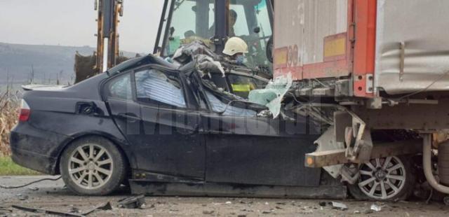 Un sucevean de 22 de ani a murit după ce a intrat cu BMW-ul în spatele unui tir. Foto dejeanul.ro