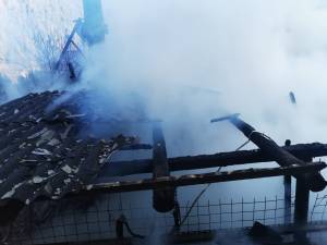 Un incendiu a cuprins miercuri la prânz o gospodărie din orașul Broșteni