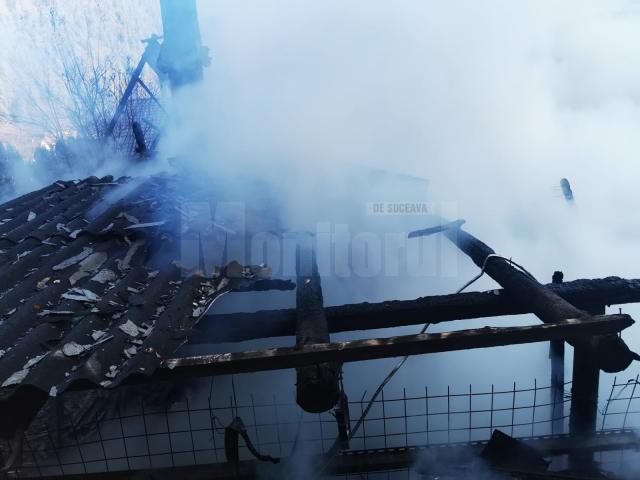 Un incendiu a cuprins miercuri la prânz o gospodărie din orașul Broșteni