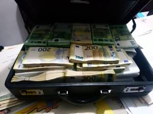 Aproape două milioane de euro ascunși inclusiv în găleți, ridicați în dosarul de corupție de la Serviciul de Permise și Înmatriculări
