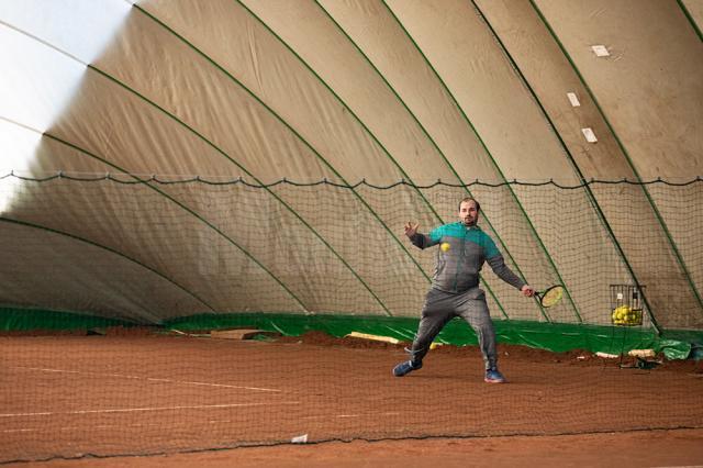 Primul teren de tenis cu zgură, acoperit, din Suceava, deschis non-stop. Foto: Ema MOTRESCU