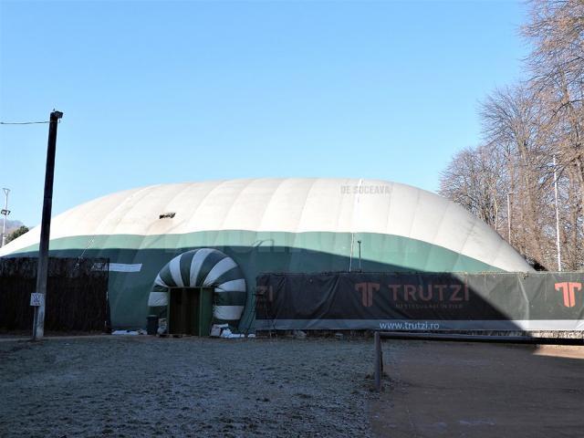 Primul teren de tenis cu zgură, acoperit, din Suceava, deschis non-stop. Foto: Ema MOTRESCU