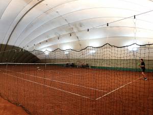 Primul teren de tenis cu zgură, acoperit, din Suceava, deschis non-stop. Foto: Ema MOTRESCU