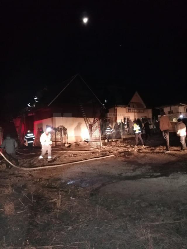 Casa unei familii cu șase copii, distrusă de un incendiu