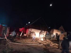 Casa unei familii cu șase copii, distrusă de un incendiu