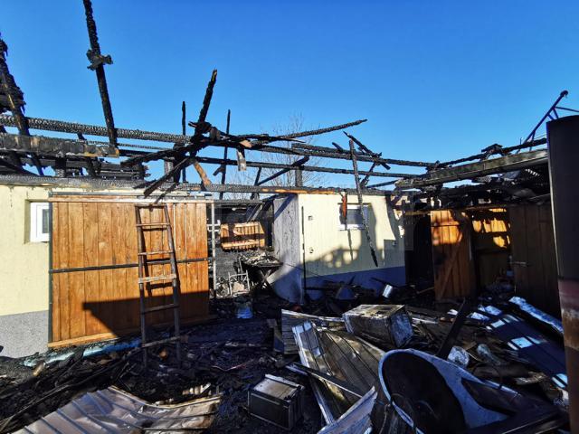 Flăcările au distrus mare parte din acoperișurile gospodăriei
