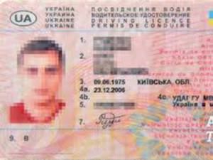 A arătat un permis de conducere ucrainean, grosolan falsificat, și s-a ales cu dosar penal
