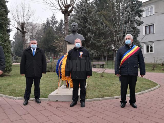De Ziua Bucovinei, autoritățile sucevene au depus coroane de flori la bustul lui Iancu Flondor