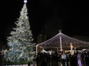 Luminile de sărbătoare din bradul de Crăciun și în centrul Sucevei, decorat feeric, cu mii și mii de luminițe