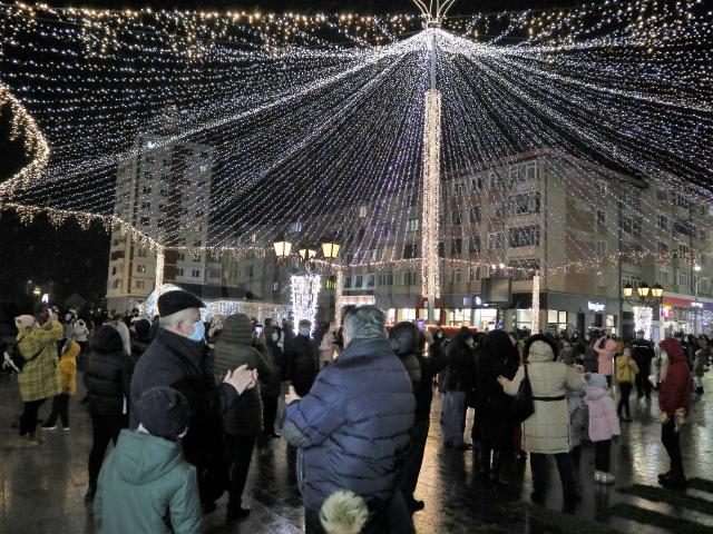 Luminile de sărbătoare din bradul de Crăciun și în centrul Sucevei, decorat feeric, cu mii și mii de luminițe  5