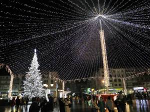 Luminile de sărbătoare din bradul de Crăciun și în centrul Sucevei, decorat feeric, cu mii și mii de luminițe  6
