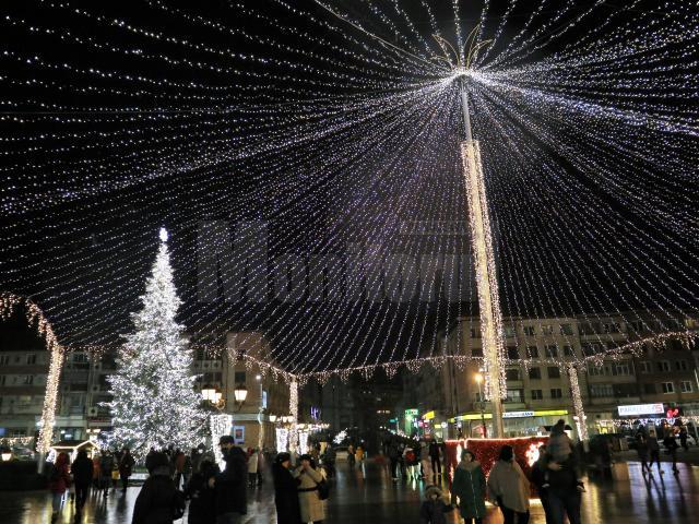 Luminile de sărbătoare din bradul de Crăciun și în centrul Sucevei, decorat feeric, cu mii și mii de luminițe  6