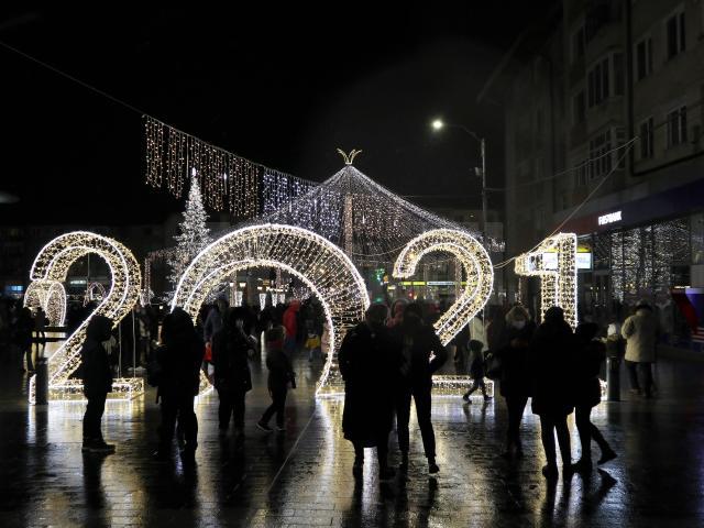 Luminile de sărbătoare din bradul de Crăciun și în centrul Sucevei, decorat feeric, cu mii și mii de luminițe 6