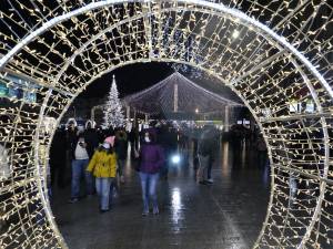 Luminile de sărbătoare din bradul de Crăciun și în centrul Sucevei, decorat feeric, cu mii și mii de luminițe 7