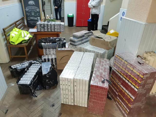 Tânărul transporta aproape 14.000 de pachete de țigări de contrabandă