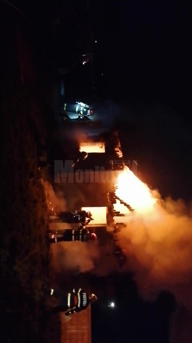 Casă mistuită de flăcări la Șcheia, în urma unui incendiu provocat intenționat