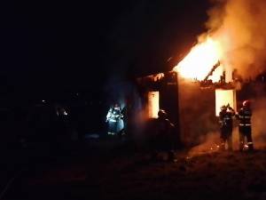 Incendiul violent a cuprins întreaga casă de locuit