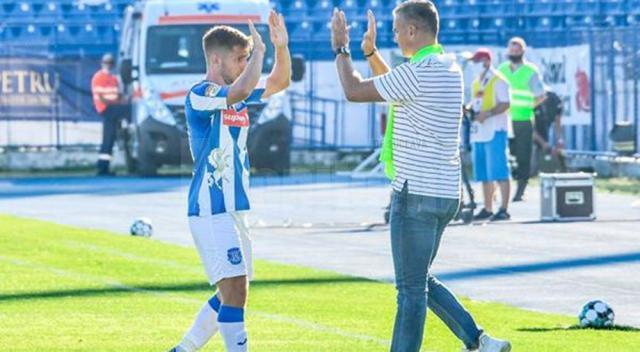 Doru Popadiuc se felicită cu antrenorul Daniel Pancu după victoria repurtată în faţa campioanei CFR Cluj. Foto 24-ore.ro