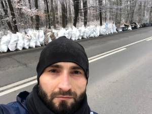 102 saci de gunoi adunat, cadoul oferit României de suceveanul Andrei Bacoș